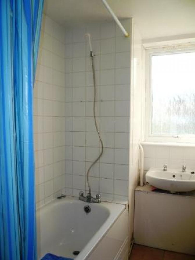 			2 Bedroom, 1 bath, 1 reception Flat			 Hermitage Lane, GOLDERS GREEN/HAMPSTEAD HEATH